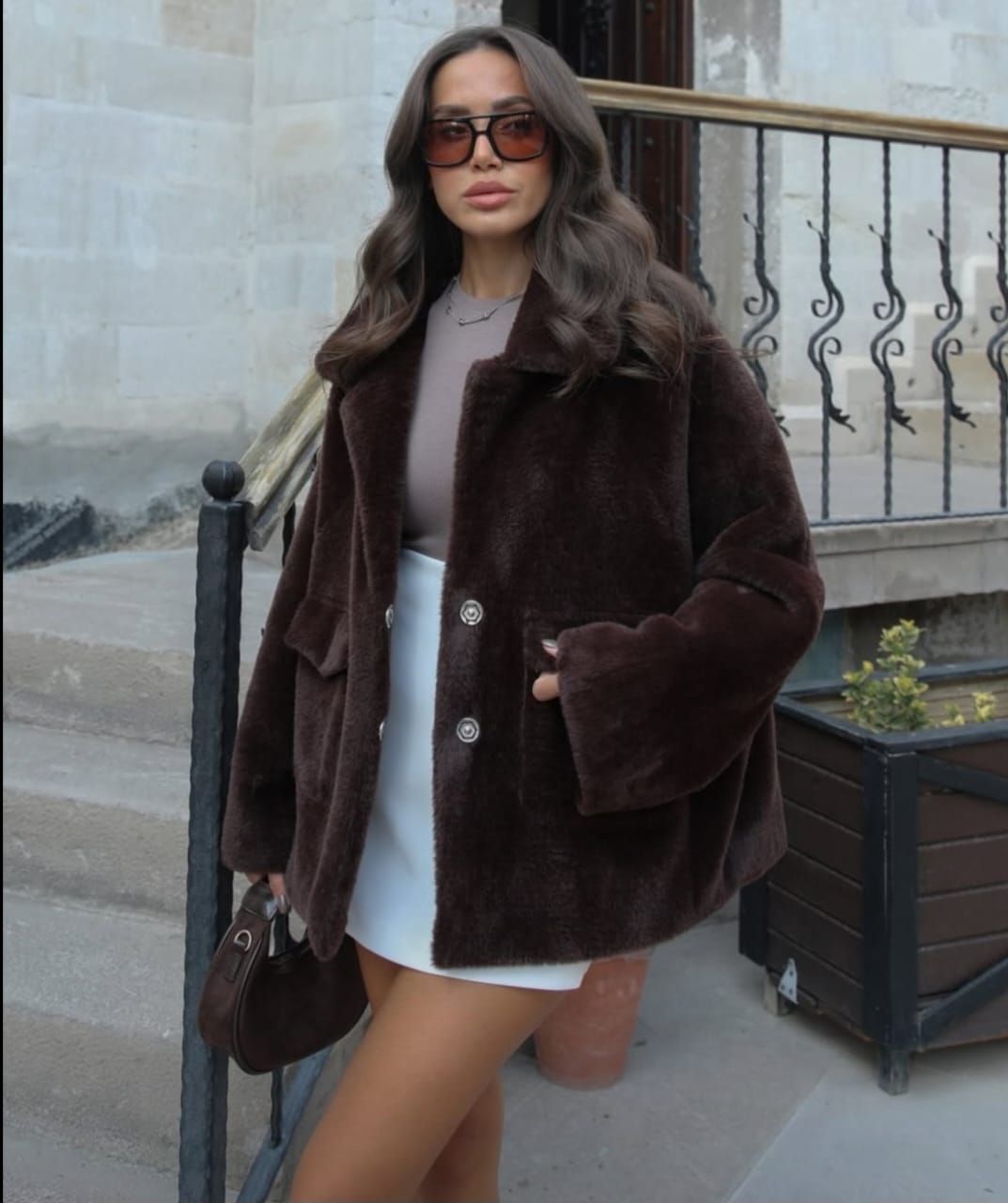 569c2754-b4d6-4221-85a1-027c70115f8e Brown fur coat - Image 1
